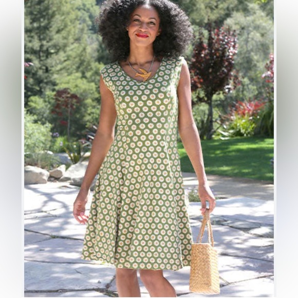 Effie’s Heart Womens The Daydream Dress Size S Chamomile Knee Length Rockabilly - Picture 13 of 13